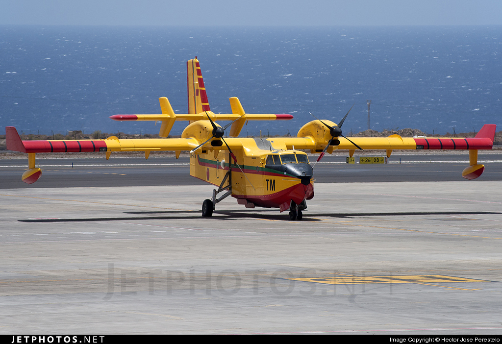 Bombardier 415 marroquí en el aeropuerto "Reina Sofía" de Tenerife en agosto de 2012 (Foto de Héctor José Perestelo)