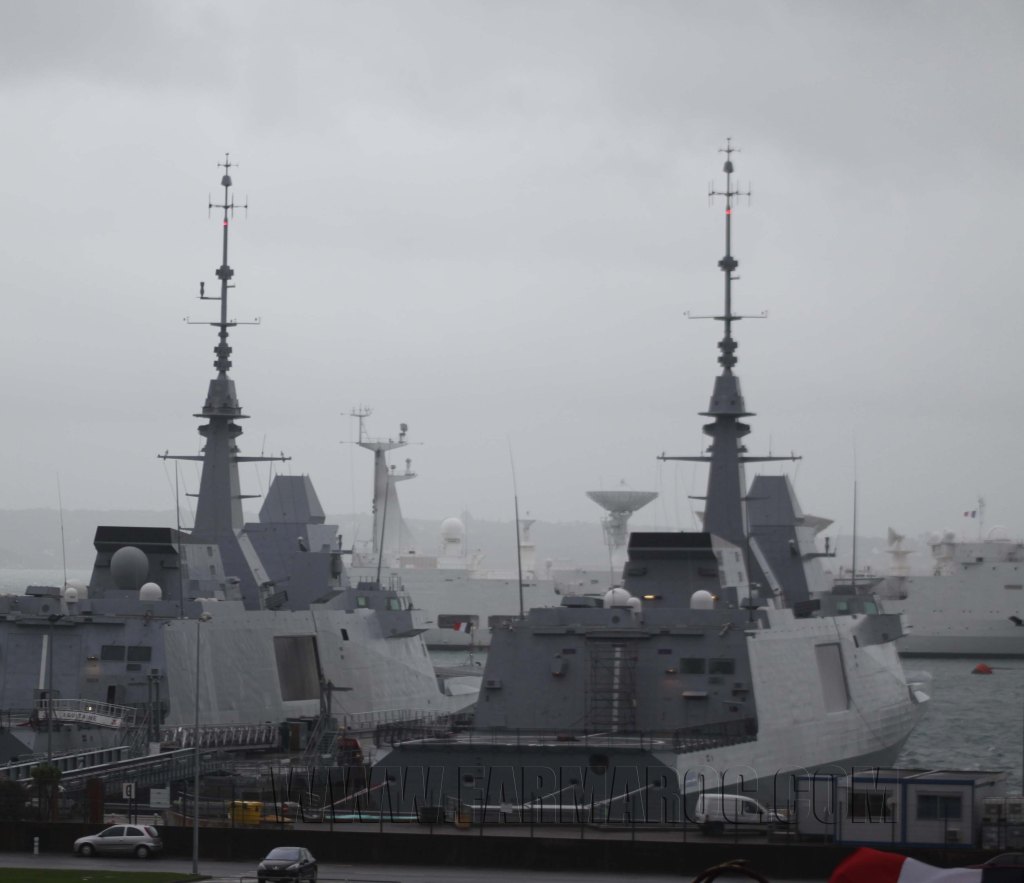 La fragata "Mohammed VI", a la derecha, en Francia.  Se aprecia la ausencia de equipos electrónicos presentes en la versión francesa.