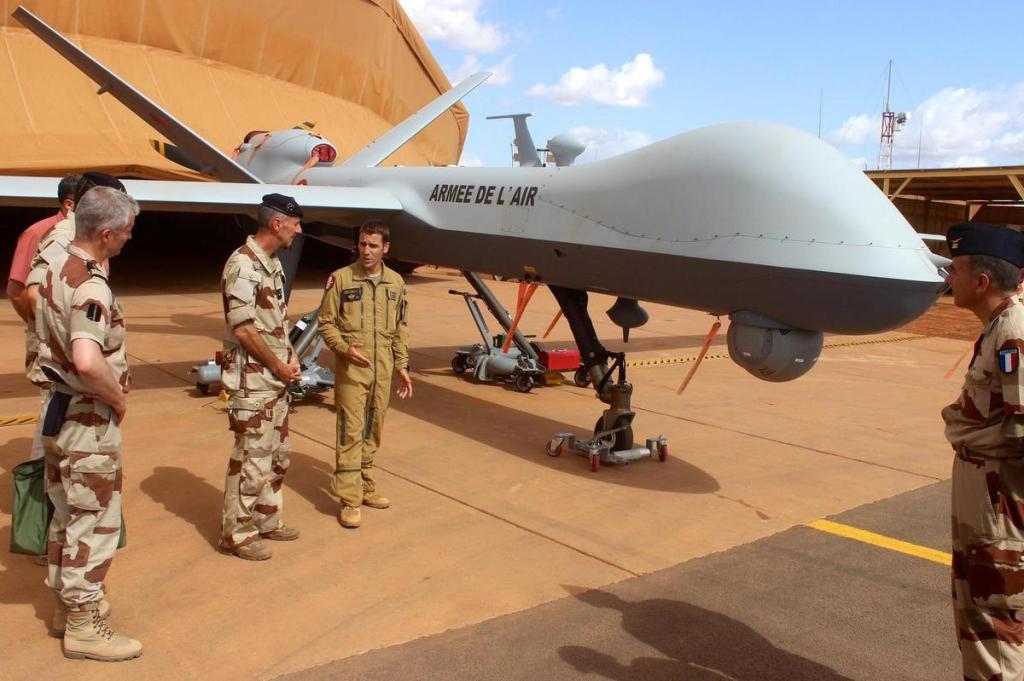 ob_d8c107_20140804-bss-nmy-barkhane-visite-coman